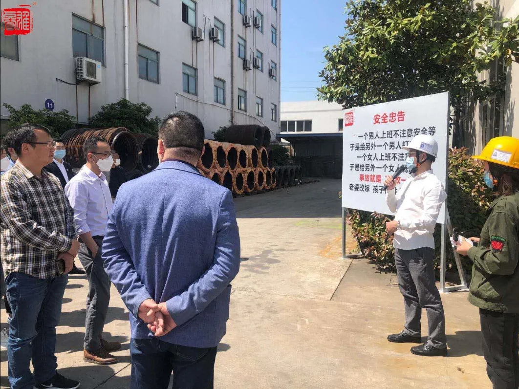 睿雄团队与制造基地合影