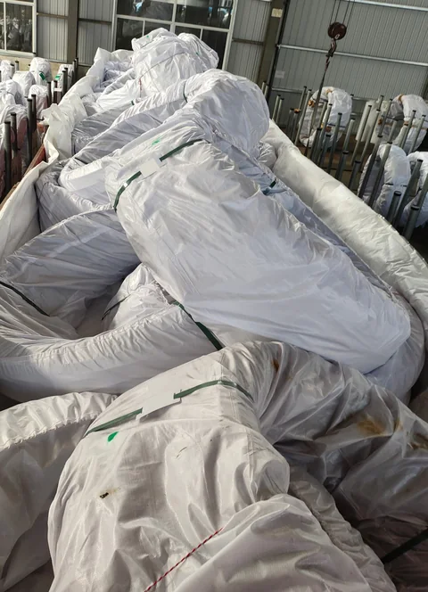 Załadowane koła są sprawdzane pod kątem stanu opakowań i liczby paczek przed zamontowaniem plandeki.